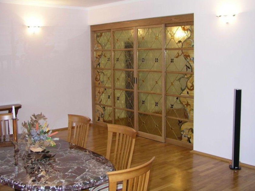Перегородка для гостиной с цветным стеклом и декоративными вставками Барнаул