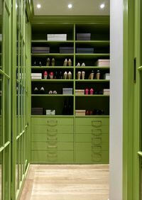 Г-образная гардеробная комната в зеленом цвете Барнаул
