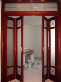 Дверь гармошка с декоративными стеклянными вставками Барнаул