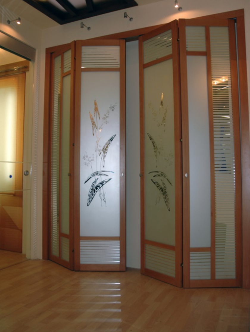 Широкие двери гармошка с матовым стеклом и рисунком Барнаул